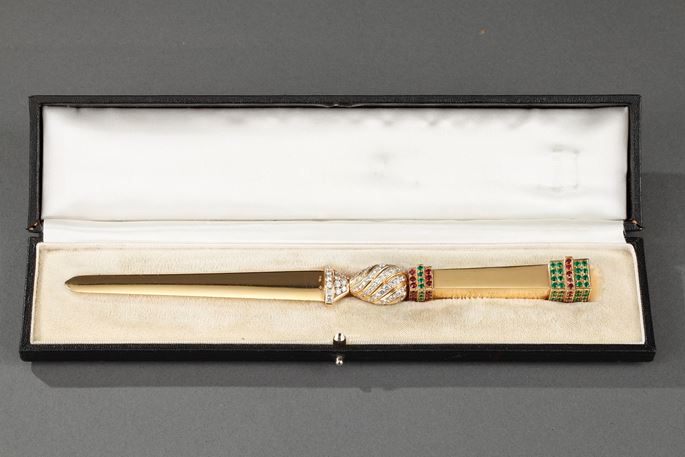 20th century Gold paper knife with diamond, emerald and rubis. | MasterArt
